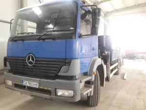 Товарен автомобил с бордови кран